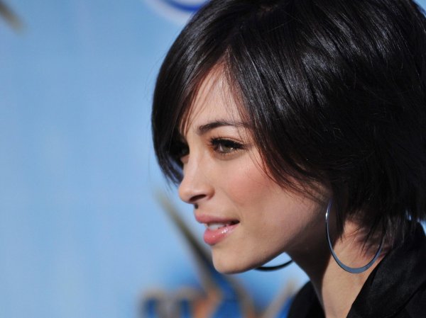 Девушка брюнетка с каре