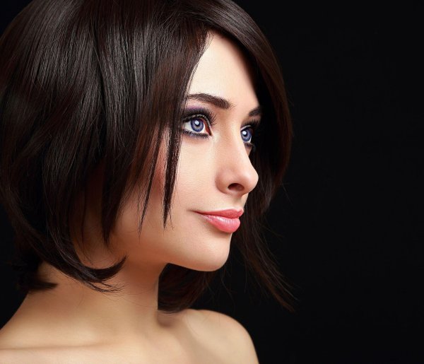 Девушка брюнетка с каре