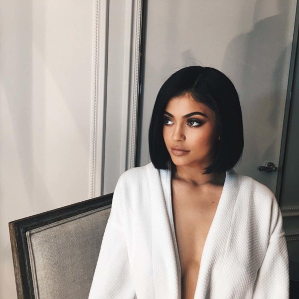 Девушка брюнетка с каре