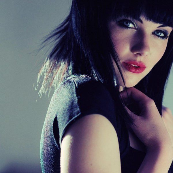 Девушка брюнетка с каре