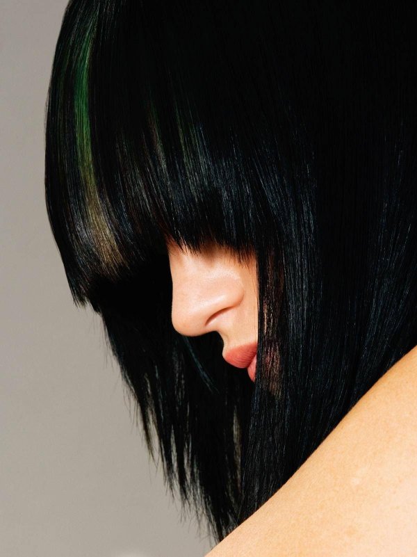 Девушка брюнетка с каре