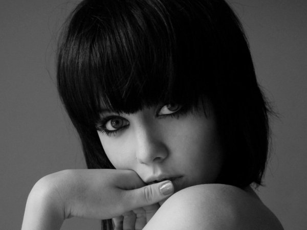 Девушка брюнетка с каре