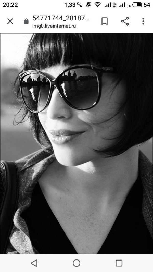 Девушка брюнетка с каре