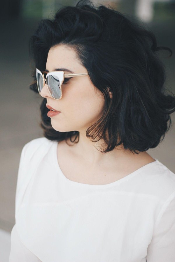 Девушка брюнетка с каре