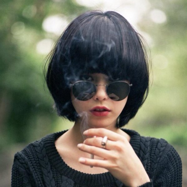 Девушка брюнетка с каре