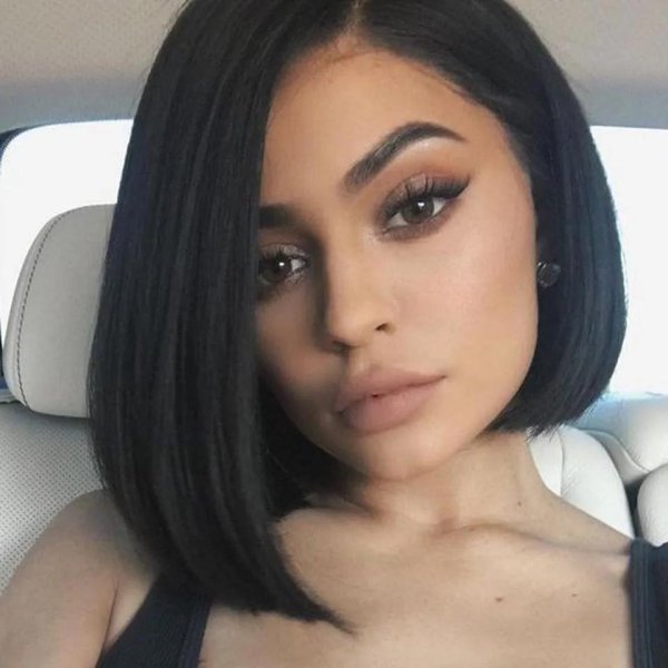 Девушка брюнетка с каре