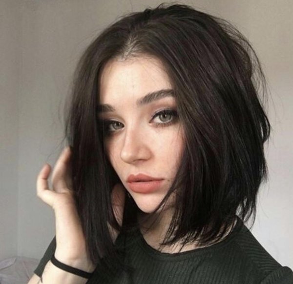 Девушка брюнетка с каре