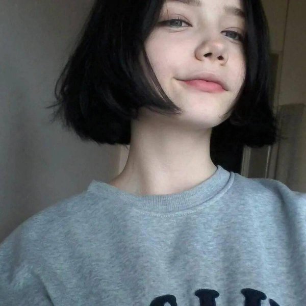 Девушка брюнетка с каре