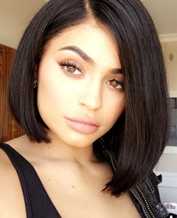 Девушка брюнетка с каре