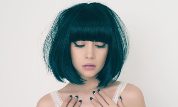 Девушка брюнетка с каре