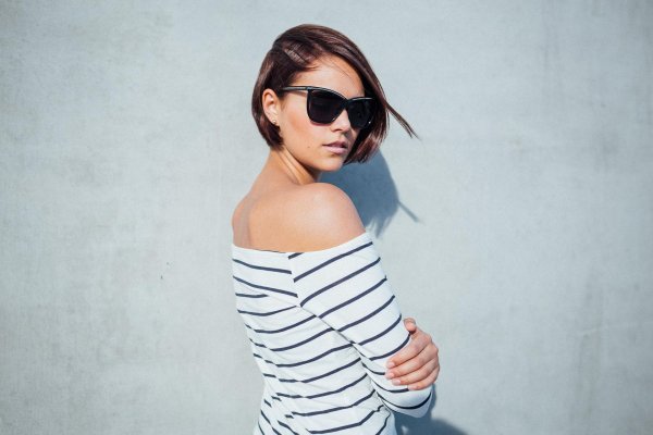 Девушка брюнетка с каре