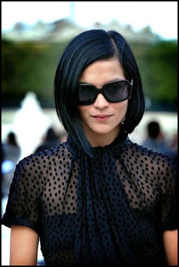 Девушка брюнетка с каре