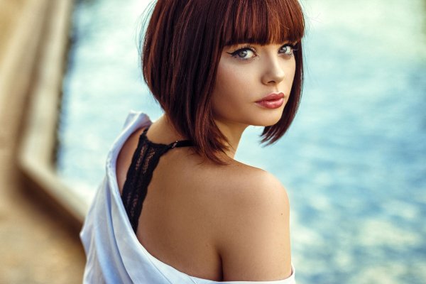 Девушка брюнетка с каре