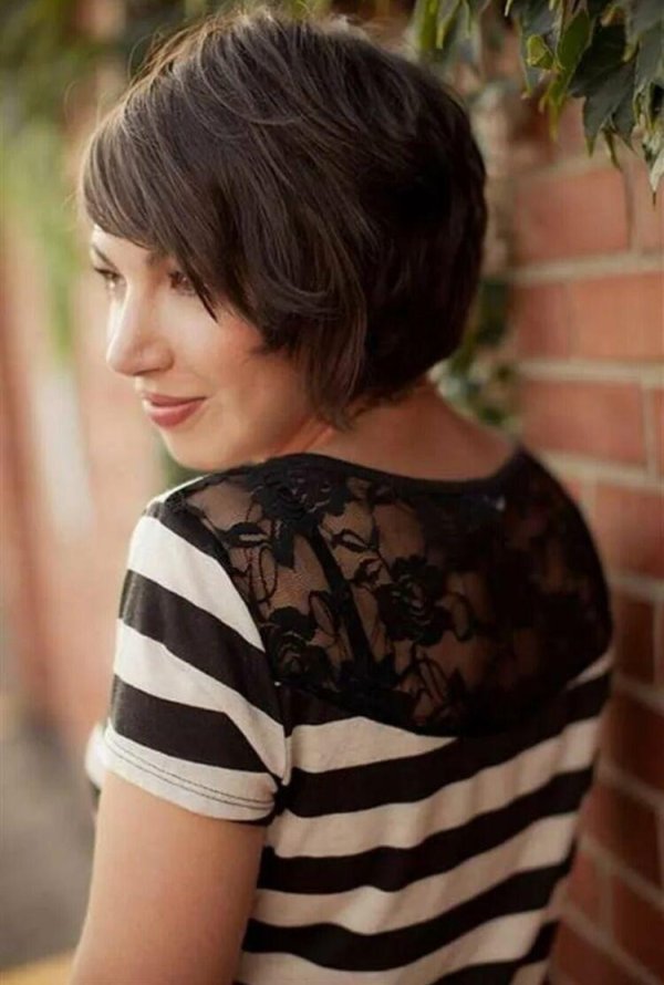 Девушка брюнетка с каре