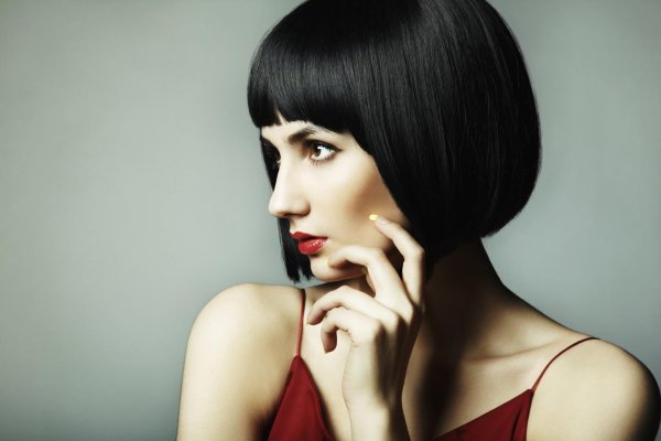 Девушка брюнетка с каре