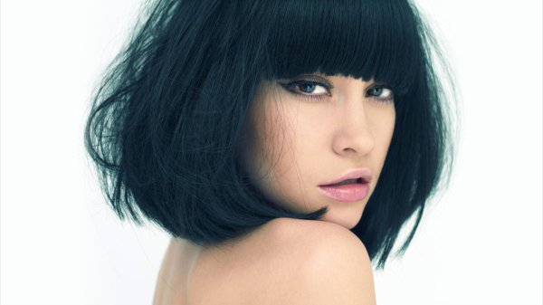 Девушка брюнетка с каре