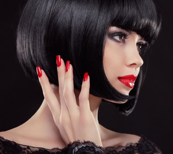 Девушка брюнетка с каре