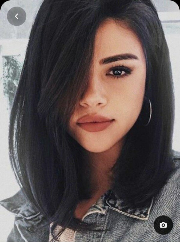 Девушка брюнетка с каре