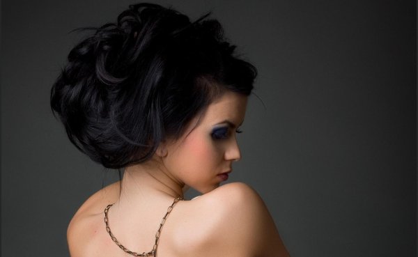 Девушка брюнетка с каре