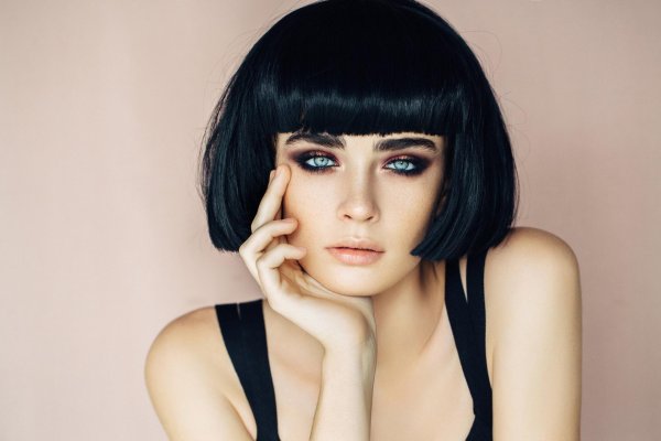 Девушка брюнетка с каре