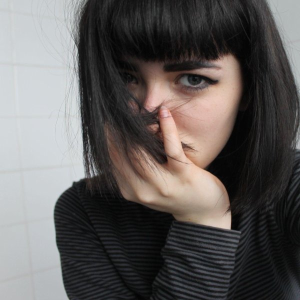 Девушка брюнетка с каре