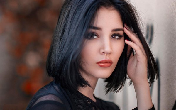 Девушка брюнетка с каре