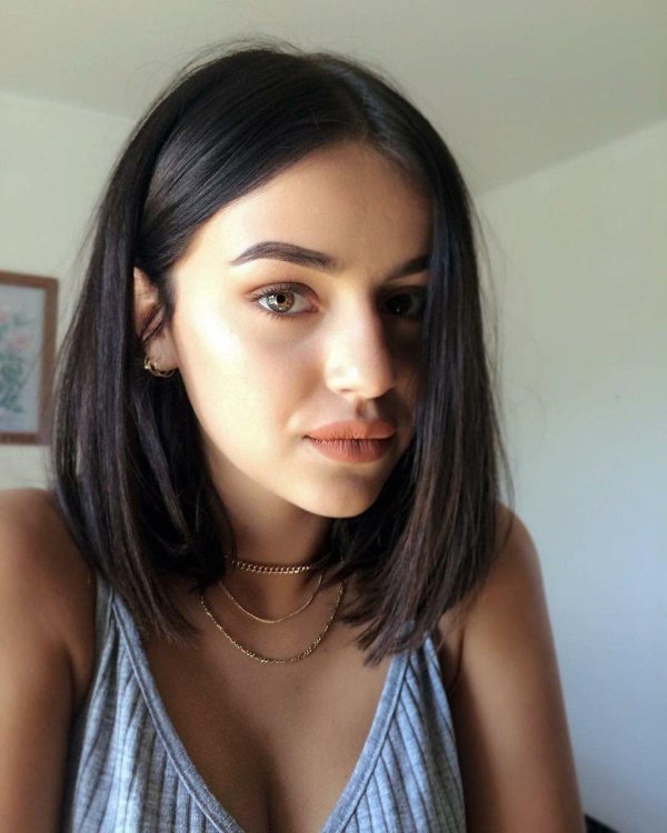 Девушка брюнетка с каре