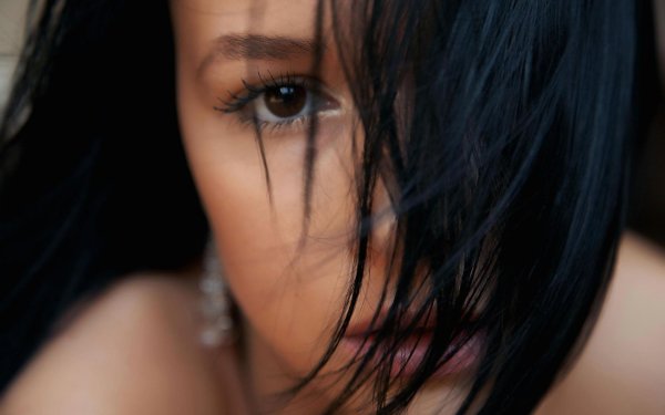 Девушка брюнетка с каре