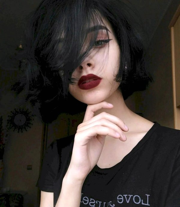 Девушка брюнетка с каре