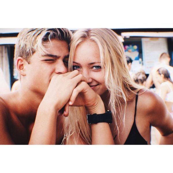 Девушка и два парня