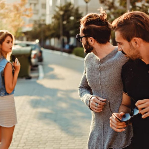 Девушка и два парня