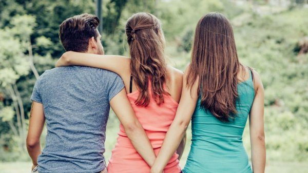 Девушка и два парня