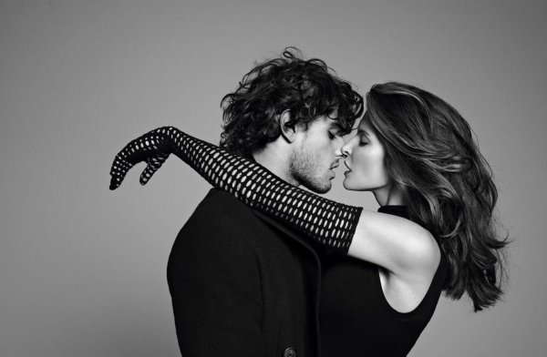 Девушка и два парня