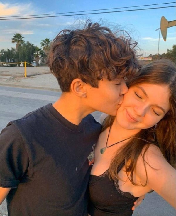 Девушка и два парня