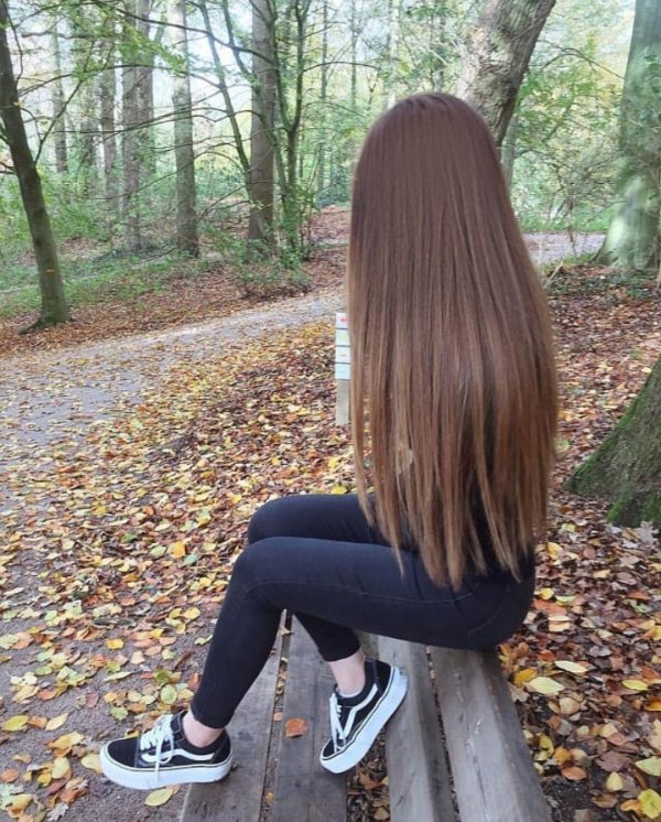 С темно русыми девушками