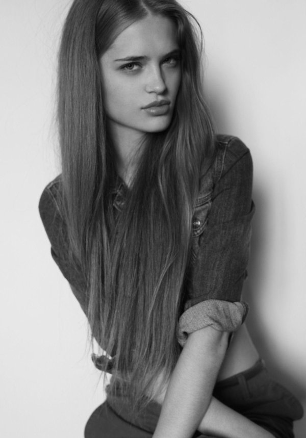 С темно русыми девушками