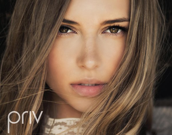 С темно русыми девушками