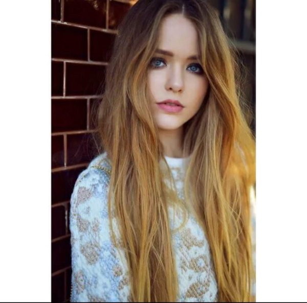 С темно русыми девушками