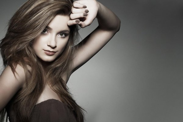 С темно русыми девушками