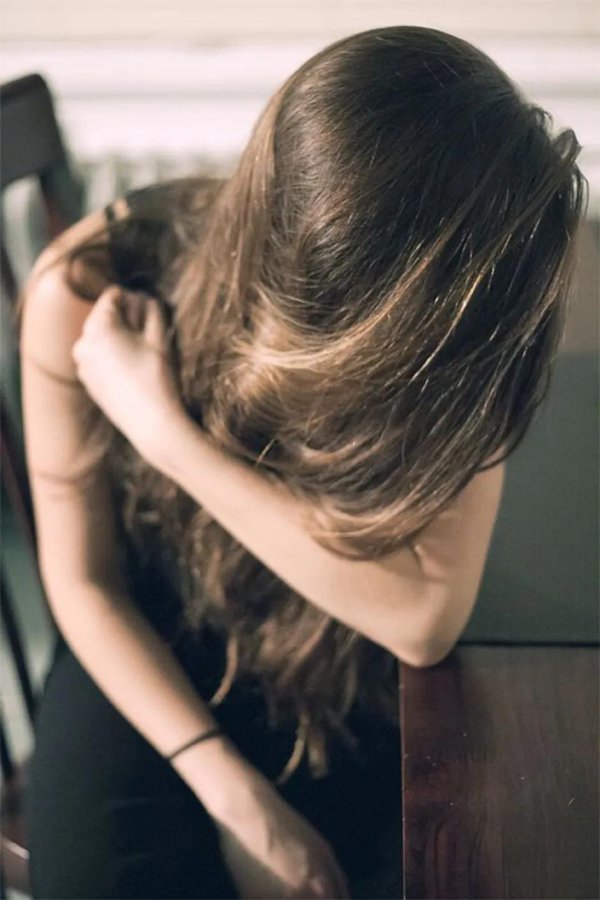 С темно русыми девушками