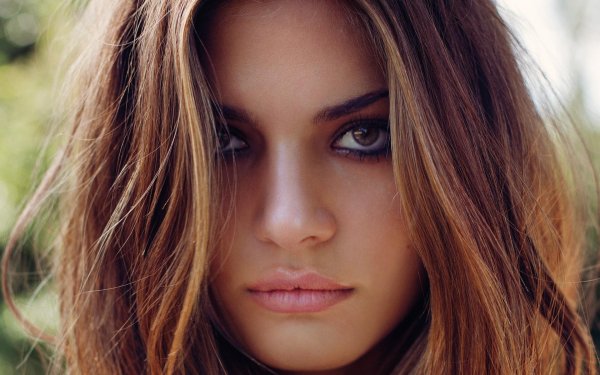 С темно русыми девушками