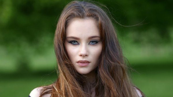 С темно русыми девушками