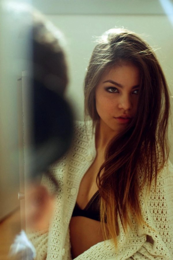 С темно русыми девушками