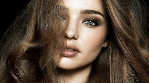 С темно русыми девушками