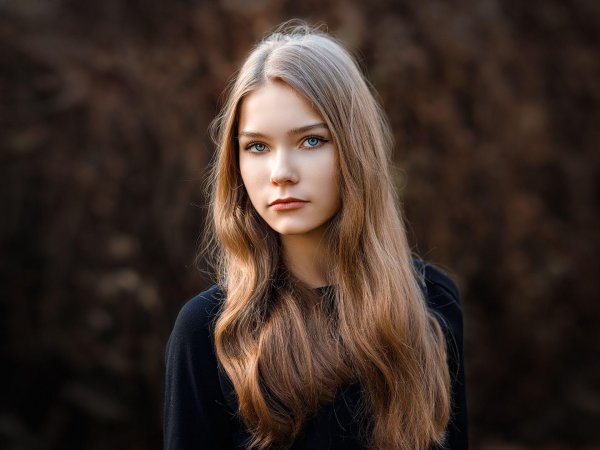 С темно русыми девушками