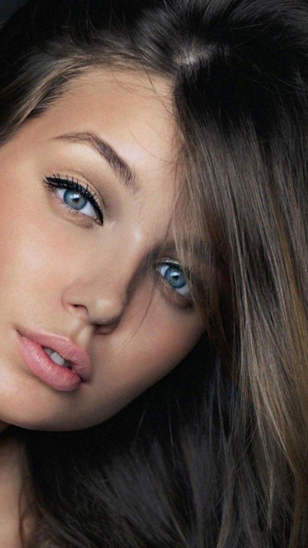 С темно русыми девушками