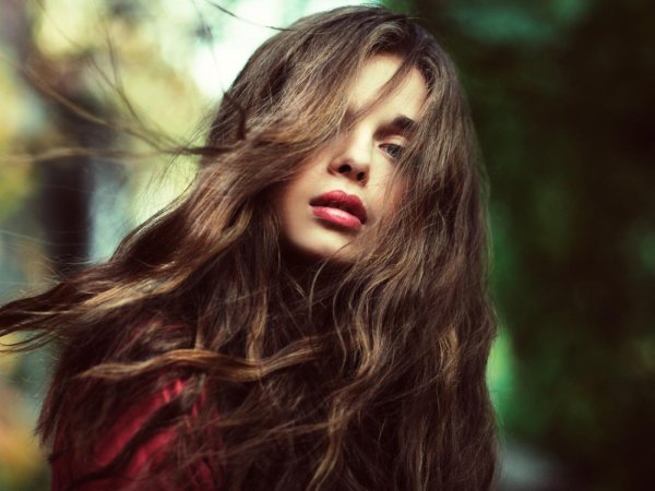 С темно русыми девушками