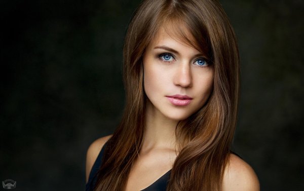 С темно русыми девушками