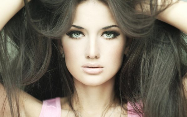 С темно русыми девушками