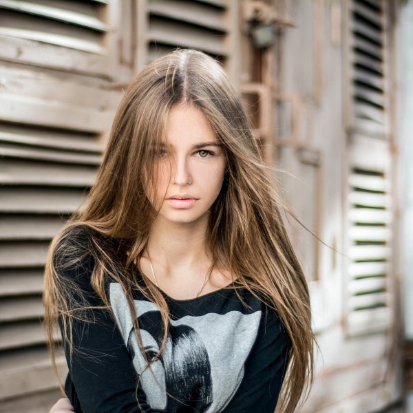 С темно русыми девушками